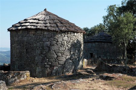 reconstruyendo - Reconstruit des maisons rondes dans la colonie celtique colline datant de l'âge du fer au Citania de Briteiros, Minho, Portugal, Europe Photographie de stock - Rights-Managed, Code: 841-05847137