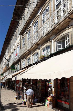 simsearch:841-06344235,k - Un stand de kiosques à journaux sous un bâtiment avec un balcon en fer forgé sur le Largo faire Toural, Guimarães, Minho, Portugal, Europe Photographie de stock - Rights-Managed, Code: 841-05847146