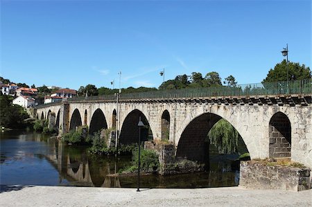 simsearch:841-05847163,k - Le pont de pierre en arc médiéval sur la rivière de Lima à la ville de Ponte da Barca, Minho, Portugal, Europe Photographie de stock - Rights-Managed, Code: 841-05847165