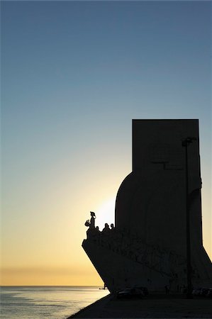 rio tejo - Sundown at the Monument to the Discoveries (Padrao dos Descobrimentos) by the River Tagus (Rio Tejo) in Belem, Lisbon, Portugal, Europe Foto de stock - Direito Controlado, Número: 841-05847223