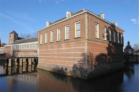 fortaleza - The moat surrounding the Castle of Breda (Kasteel van Breda), now a military academy, in Breda, Noord-Brabant, Netherlands, Europe Foto de stock - Con derechos protegidos, Código: 841-05847246