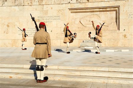 Evzone, Greek guards during the changing of the guard ceremony, Syntagma Square, Parliament Buildings, Athens, Greece, Europe Foto de stock - Direito Controlado, Número: 841-05847554