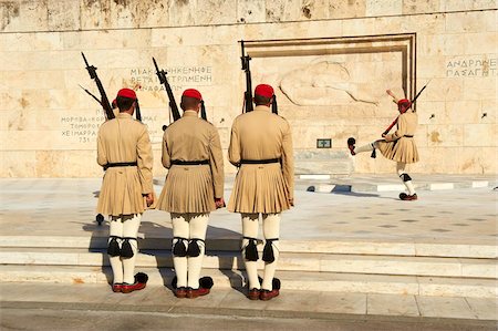 Evzone, Greek guards during the changing of the guard ceremony, Syntagma Square, Parliament Buildings, Athens, Greece, Europe Foto de stock - Direito Controlado, Número: 841-05847553