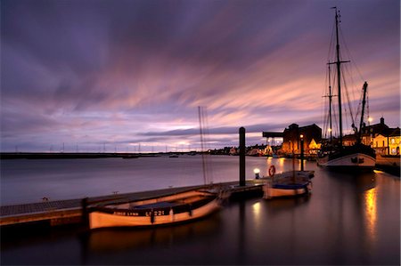 A moody winter morning showing the quay at Wells next the Sea, Norfolk, England, United Kingdom, Europe Foto de stock - Direito Controlado, Número: 841-05847632