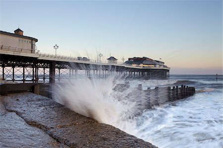 deich - Eine stürmische Morgen in Cromer, Norfolk, England, Vereinigtes Königreich, Europa Stockbilder - Lizenzpflichtiges, Bildnummer: 841-05847653