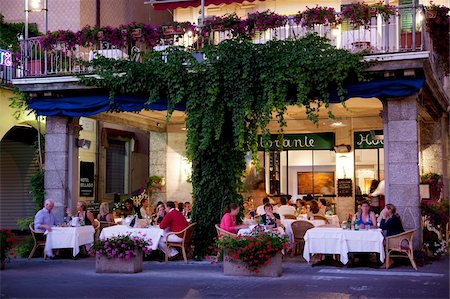 Restaurant de la ville au crépuscule, Bellagio, lac de Côme, Lombardie, Italie, Europe Photographie de stock - Rights-Managed, Code: 841-05847841