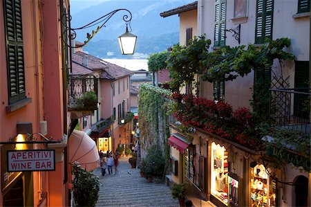 Rue commerçante à la nuit tombante, Bellagio, lac de Côme, Lombardie, Italie, Europe Photographie de stock - Rights-Managed, Code: 841-05847864