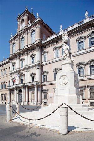 simsearch:862-06542118,k - Ducal Palace and statue, Modena, Emilia Romagna, Italy, Europe Foto de stock - Direito Controlado, Número: 841-05847874