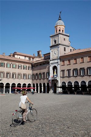 Clock Tower, Piazza Grande, UNESCO World Heritage site, and cyclist, Modena, Emilia Romagna, Italy, Europe Foto de stock - Con derechos protegidos, Código: 841-05847878