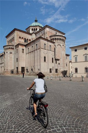 duomo square - Duomo (Cathedral) and cyclist, Parma, Emilia Romagna, Italy, Europe Foto de stock - Con derechos protegidos, Código: 841-05847895