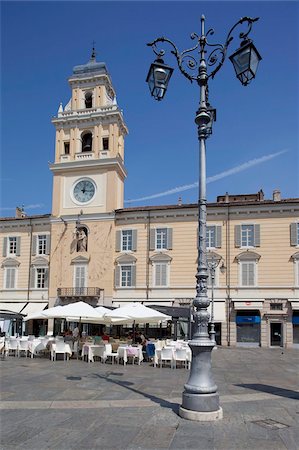 simsearch:841-05847900,k - Cafe sur la Piazza Garibaldi et le Palazzo Del Govenatore, Parma, Emilia Romagna, Italie, Europe Photographie de stock - Rights-Managed, Code: 841-05847899