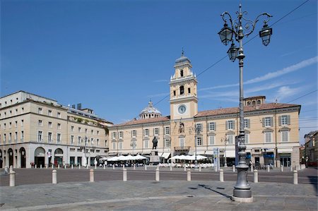 simsearch:841-05847912,k - Piazza Garibaldi and Palazzo Del Govenatore, Parma, Emilia Romagna, Italy, Europe Foto de stock - Con derechos protegidos, Código: 841-05847901