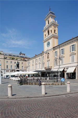 simsearch:841-05848432,k - Piazza Garibaldi et le Palazzo Del Govenatore, Parma, Emilia Romagna, Italie, Europe Photographie de stock - Rights-Managed, Code: 841-05847902