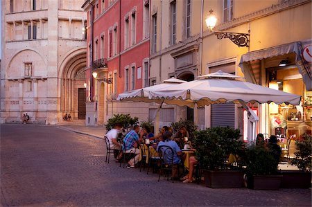 Cafe and Baptistry, Parma, Emilia Romagna, Italy, Europe Foto de stock - Con derechos protegidos, Código: 841-05847921