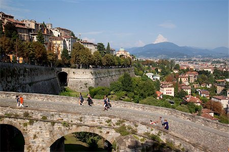 Vue de la basse-ville de haute-ville mur, Bergame, Lombardie, Italie, Europe Photographie de stock - Rights-Managed, Code: 841-05848249