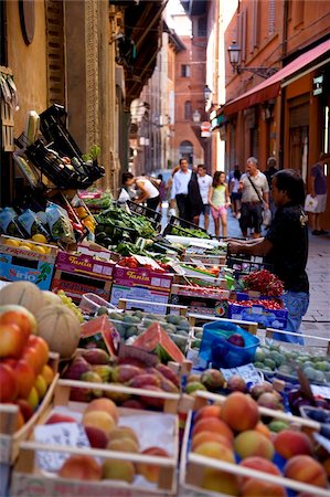 emilia romagna - Back street fruit and vegetable stall, Bologna, Emilia Romagna, Italy, Europe Stock Photo - Rights-Managed, Code: 841-05848433