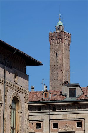 simsearch:841-02704195,k - Asinelli Tower, Piazza Maggiore, Bologna, Emilia Romagna, Italy, Europe Foto de stock - Con derechos protegidos, Código: 841-05848447