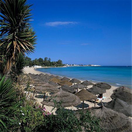 View along beach to the medina from the Sindbad Hotel, Hammamet, Cap Bon, Tunisia, North Africa, Africa Foto de stock - Con derechos protegidos, Código: 841-05848515