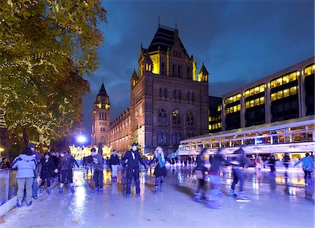 patinaje sobre hielo - Christmas ice skating rink outside the Natural History Museum, Kensington, London, England, United Kingdom, Europe Foto de stock - Con derechos protegidos, Código: 841-05848511