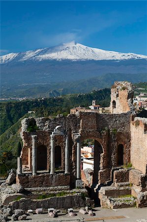 sicily etna - L'amphithéâtre grec et le Mont Etna, Taormina, Sicile, Italie, Europe Photographie de stock - Rights-Managed, Code: 841-05848633