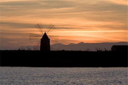 Sonnenuntergang über Windmühle auf Salz Betten, Trapani, Sizilien, Italien, Mittelmeer, Europa Stockbilder - Lizenzpflichtiges, Bildnummer: 841-05848673