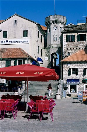 Cafe scene in Herceg Stijepan square in the old quarter, Herceg Novi, Bay of Kotorska, Montenegro, Europe Foto de stock - Con derechos protegidos, Código: 841-05848701