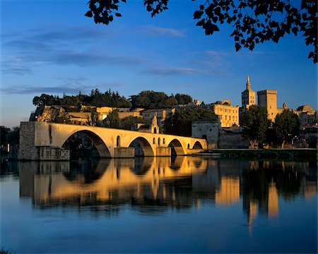 palais des papes - Pont St. Bénezet sur le Rhône et Palais des Papes, l'UNESCO World Heritage Site, Avignon, Provence, France, Europe Photographie de stock - Rights-Managed, Code: 841-05848754