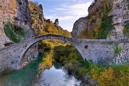 puentes naturales - The 18th century Kokoris packhorse bridge, near Kipi in autumn, Epirus, Greece, Europe Foto de stock - Con derechos protegidos, Código: 841-05848810