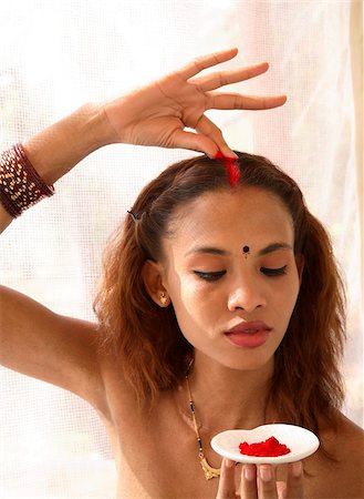 Girl with sindoor, a red powder used by married woman, at Shreyas Retreat, Bangalore, India, Asia Foto de stock - Con derechos protegidos, Código: 841-05959662