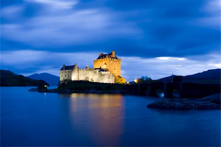 Château d'Eilean Donan éclairés contre le ciel crépusculaire bleu profond et l'eau du Loch Duich, Highlands, Ecosse, Royaume-Uni, Europe Photographie de stock - Rights-Managed, Code: 841-05959731