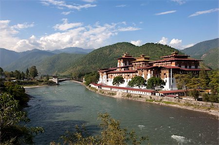 punakha dzong - Punakha Dzong situé à la jonction de la Mo Chhu (fleuve de la mère) et Pho Chhu (rivière père) dans la vallée de Punakha, Bhoutan, Asie Photographie de stock - Rights-Managed, Code: 841-05959757