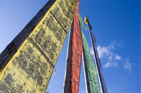 Drapeaux de prière rétro-éclairé par le soleil du soir à Chendebji Chorten entre Wangdue Phodrang et Trongsa, Bhoutan, Asie Photographie de stock - Rights-Managed, Code: 841-05959773