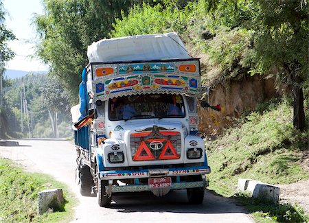 Bunt dekorierte LKW-fahren durch ein Dorf in Bumthang Valley, Bhutan, Asien Stockbilder - Lizenzpflichtiges, Bildnummer: 841-05959783