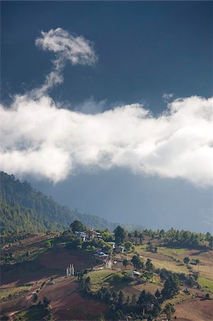 Village of Shingyer against a dramatic backdrop of mountains and clouds, Phobjikha Valley, Bhutan, Himalayas, Asia Foto de stock - Con derechos protegidos, Código: 841-05959798