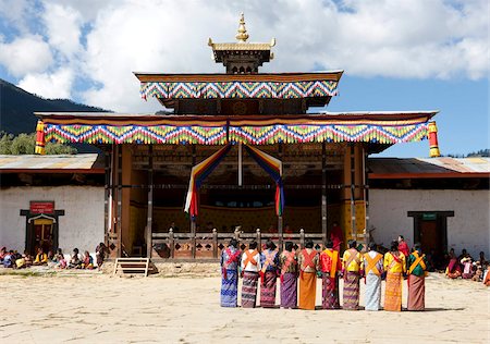Des femmes en costume national alignés prêt à danser durant le Gangtey Tsechu à Gangte Goemba, gaudart, vallée de Phobjikha, Bhoutan, Asie Photographie de stock - Rights-Managed, Code: 841-05959807