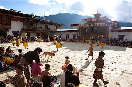 Danse masquée dans la cour principale de le Gangte Goemba tandis que la population locale et les touristes regardent pendant le Gangtey Tsechu, gaudart, vallée de Phobjikha, Bhoutan, Asie Photographie de stock - Rights-Managed, Code: 841-05959813