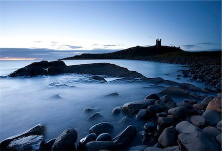 simsearch:841-05962633,k - The ruins of Dunstanburgh Castle at dawn with Greymare Rock partly sumberged and the sea blurred by a long exposure, Embleton Bay, Northumberland, England, United Kingdom, Europe Foto de stock - Con derechos protegidos, Código: 841-05959820