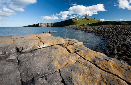 simsearch:841-02944394,k - The ruins of Dunstanburgh Castle in the distance viewed from Greymare Rock on a sunny summer's afternoon, Embleton Bay, Northumberland, England, Europe Foto de stock - Con derechos protegidos, Código: 841-05959823
