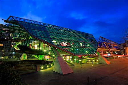 Gare de chemins de fer élevés, Wuppertal, Nord-Rhénanie-Westphalie, Allemagne, Europe Photographie de stock - Rights-Managed, Code: 841-05959933