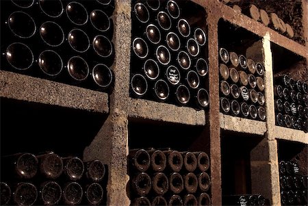 Bouteilles de vin dans la cave à vin, Saarburg, vallée de la Sarre, Rhénanie-Palatinat, Allemagne, Europe Photographie de stock - Rights-Managed, Code: 841-05959942