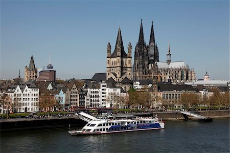 Church of Great Saint Martin and Cathedral, seen across the River Rhine, Cologne, North Rhine Westphalia, Germany, Europe Foto de stock - Direito Controlado, Número: 841-05960103