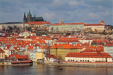 prague castle - The River Vltava, Lesser Town and Prague Castle, UNESCO World Heritage Site, Prague, Czech Republic, Europe Foto de stock - Con derechos protegidos, Código: 841-05960237