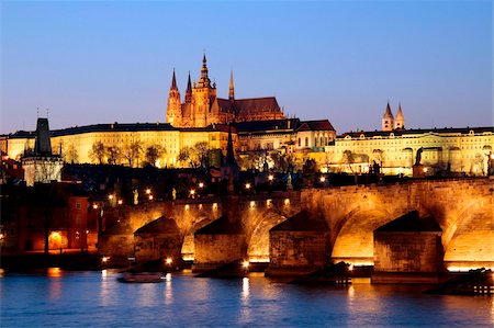 prager schloss - Château de Prague, sur la ligne d'horizon et le pont de Charles sur la rivière Vltava, patrimoine mondial UNESCO, Prague, République tchèque, Europe Photographie de stock - Rights-Managed, Code: 841-05960245