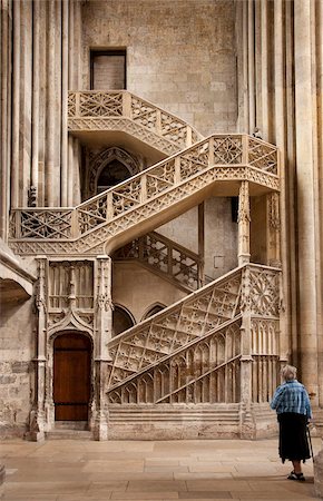 raffiniert - Dame mit Gehstock betrachten Booksellers Treppe, Kathedrale von Rouen Rouen, Normandie, Frankreich, Europa Stockbilder - Lizenzpflichtiges, Bildnummer: 841-05960460