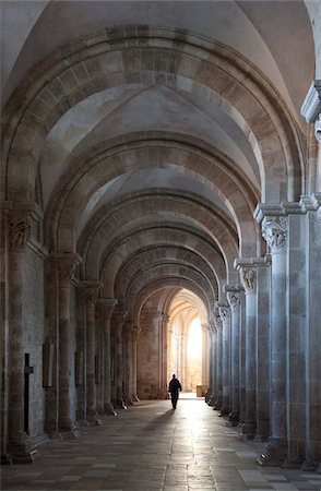 Allée nef nord intérieur avec prêtre walking away, Vezelay Abbey, patrimoine mondial UNESCO, Vézelay, Bourgogne, France, Europe Photographie de stock - Rights-Managed, Code: 841-05960493