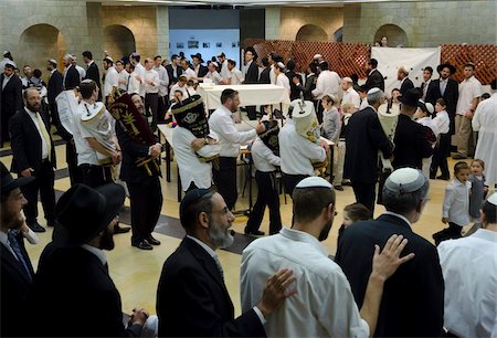Jews dancing with Torah scrolls, Simhat Torah Jewish Festival, Jerusalem, Israel, Middle East Foto de stock - Con derechos protegidos, Código: 841-05960581