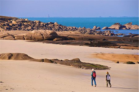 simsearch:841-05961821,k - Deux personnes marchant le long de la plage vers les rochers spectaculaires le long de la côte de Granit Rose (côte de granit rose) à Ploumanach, côtes d'Armor, Bretagne, France, Europe Photographie de stock - Rights-Managed, Code: 841-05960594