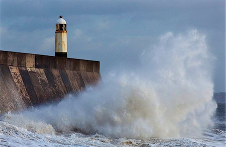 storm not jet not plane not damage not house not people - Harbour light, Porthcawl, pays de Galles, au pays de Galles, Royaume-Uni, Europe Photographie de stock - Rights-Managed, Code: 841-05960638