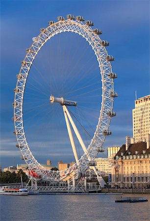 simsearch:841-05960432,k - The Millennium Wheel (London Eye) with the River Thames in the foreground, London, England, United Kingdom, Europe Fotografie stock - Rights-Managed, Codice: 841-05960693