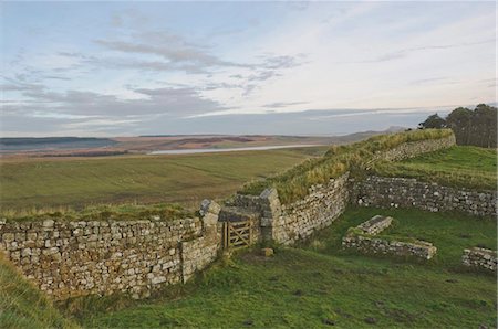 Looking north from Milecastle 37 to Broomlee Lough, Hadrians Wall, UNESCO World Heritage Site, Northumbria National Park, Northumberland, England, United Kingdom, Europe Foto de stock - Con derechos protegidos, Código: 841-05960808